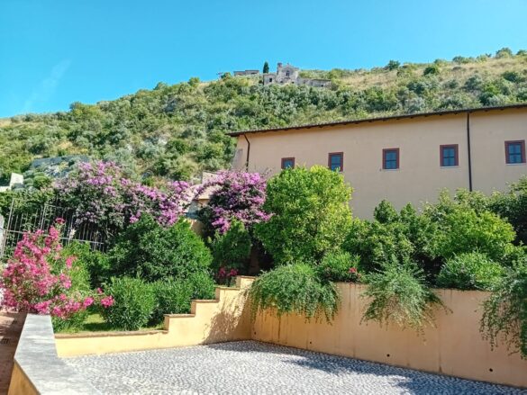 Veduta del giardino del monastero