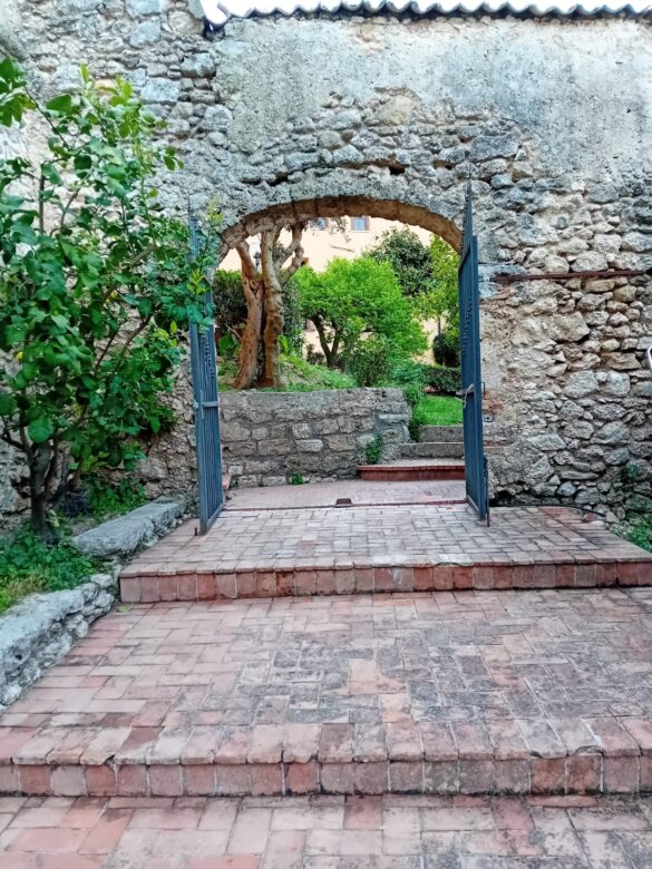 Accesso al giardino del monastero