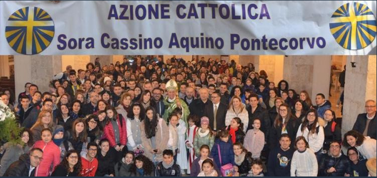 Foto di gruppo in cattedrale a sora con il vescovo per la festa della pace 2016